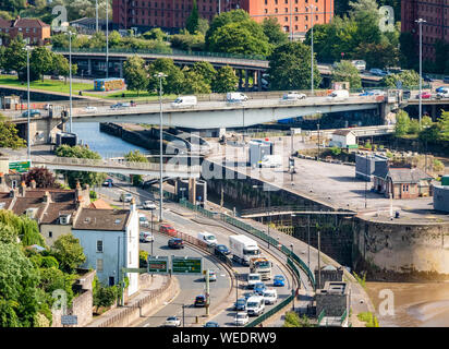 Mit Blick auf den Plimsoll Swing Bridge spanning Brunel Sperre am Eingang zur Cumberland Basin und Schwimmenden Hafen von Bristol, Bristol, UK Stockfoto