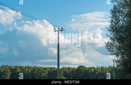 Alte Hochspannungs-Turm gegen den blauen Himmel in der Landschaft Stockfoto