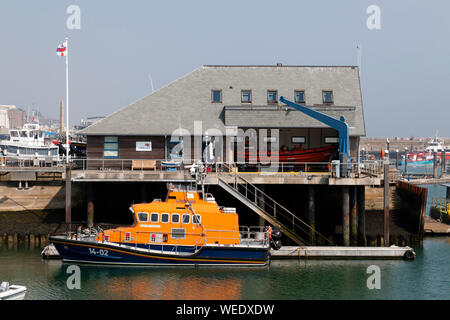 Die RNLB Esme Anderson günstig neben dem Rettungsboot Station im Hafen von Ramsgate, Kent Stockfoto