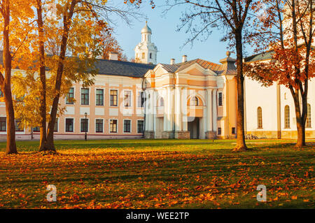 Weliki Nowgorod Kreml park mit Glockenturm von St. Sophia Kathedrale und gefallenen Blätter im Herbst auf den Vordergrund in Novgorod, Russland. Fokus in der cloc Stockfoto