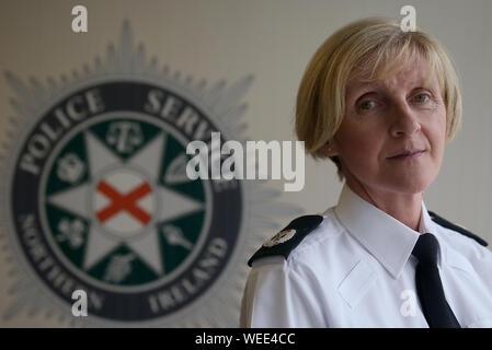 Polizei in Nordirland (PSNI) temporäre Assistant Chief Constable, operative Unterstützung Abteilung Barbara Grau, an der PSNI Zentrale in Belfast, der gesagt hat eine no-deal Brexit ein Jahr lang Aufwallung in der dissident republikanischer Gewalt in Nordirland könnte. Stockfoto