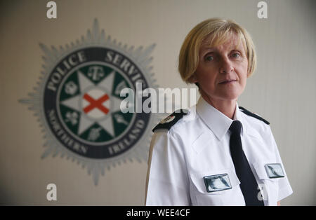 Polizei in Nordirland (PSNI) temporäre Assistant Chief Constable, operative Unterstützung Abteilung Barbara Grau, an der PSNI Zentrale in Belfast, der gesagt hat eine no-deal Brexit ein Jahr lang Aufwallung in der dissident republikanischer Gewalt in Nordirland könnte. Stockfoto
