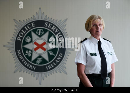 Polizei in Nordirland (PSNI) temporäre Assistant Chief Constable, operative Unterstützung Abteilung Barbara Grau, an der PSNI Zentrale in Belfast, der gesagt hat eine no-deal Brexit ein Jahr lang Aufwallung in der dissident republikanischer Gewalt in Nordirland könnte. Stockfoto