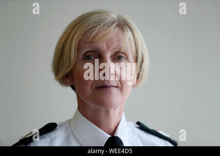Polizei in Nordirland (PSNI) temporäre Assistant Chief Constable, operative Unterstützung Abteilung Barbara Grau, an der PSNI Zentrale in Belfast, der gesagt hat eine no-deal Brexit ein Jahr lang Aufwallung in der dissident republikanischer Gewalt in Nordirland könnte. Stockfoto