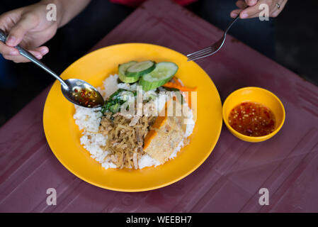 Vietnamesische berühmten Street Food com tam Bruchreis Rezept Stockfoto