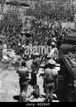 Winston Churchill mit siegreichen britischen Truppen in Karthago, Tunesien, Nordafrika. Juni 1943 Stockfoto