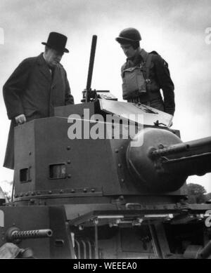 Winston Churchill inspiziert einen amerikanischen Panzer. Mai 1941. Stockfoto