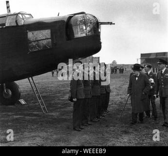 Winston Churchill inspiziert die Luftbesatzung eines schweren Bombers in Wellington. Juni 1941 Stockfoto