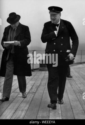 Winston Churchill an Bord der HMS Prince of Wales zu Besuch in Neufundland für Treffen mit Präsident Roosevelt. August 1941. Mit Lord Beaverbrook Stockfoto