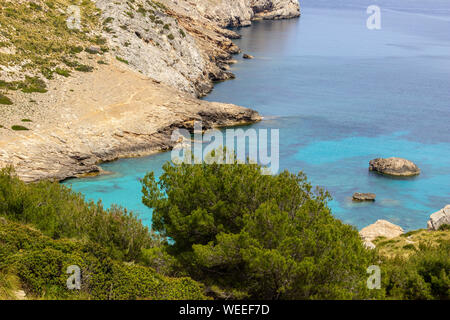 Mit Blick auf wunderschönen felsigen Bucht Cala Figuera auf der Balearen Insel Mallorca, Spanien an einem sonnigen Tag mit klaren türkisblauen Wasser in verschiedenen Farben Stockfoto