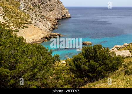 Mit Blick auf wunderschönen felsigen Bucht Cala Figuera auf der Balearen Insel Mallorca, Spanien an einem sonnigen Tag mit klaren türkisblauen Wasser in verschiedenen Farben Stockfoto