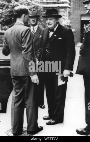 Churchill verlässt 10 Downing St zum Buckingham Palace mit Brief Von Präsident Roosevelt zu König George VL nach dem Neufundland Sitzung am Aug.1941 Stockfoto