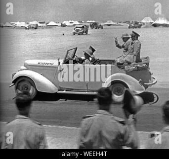 Winston Churchill im Stabwagen mit General Sir Alan Brooke, der den Truppen in der westlichen Wüste den Siegesgruß gab. 23. August 1942 Stockfoto