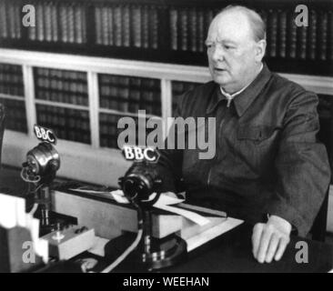 Churchill sendete Nachrichten auf der BBC, dass die britischen Erfolge in der westlichen Wüste, einschließlich El Alamein, die deutsche Bedrohung verringert hatten. Oktober 1942 Stockfoto