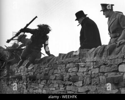 Winston Churchill besucht Truppenausbildungszentren und Angriffskurse. Dezember 1942 Stockfoto