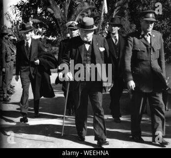 Winston Churchill auf der Casablanca Konferenz in Marokko mit seinem Sohn Randolph Churchill. Januar 1943 Stockfoto