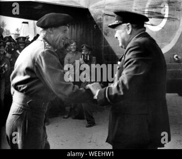 Winston Churchill auf dem Flughafen von Tripoli, Libyen, traf sich mit General Sir Bernard Montgomery. Februar 1943 Stockfoto