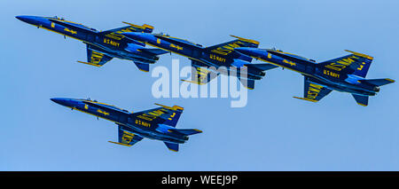 Chicago, Illinois - USA 08-18-2019 - US Navy Blue Angels fliegen in Formation. Stockfoto