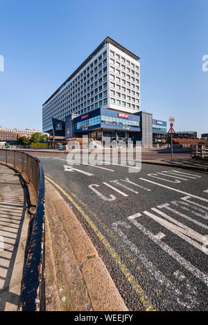 55 Grad Nord Kaufmännische & Apartment Block früher Swan House steht auf einem Kreisverkehr und über den Zentralen Autobahn A 167 in Newcastle upon Tyne Stockfoto