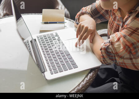 Nahaufnahme Foto von Frau hand mit Laptop Touchpad Stockfoto
