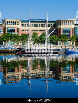 Ein großes Segelschiff günstig auf dem Fluss an der Newcastle upon Tyne Kai ist die Yacht TS ROYALISTISCHEN ein Training brig und das Meer Kadetten Flaggschiff Stockfoto