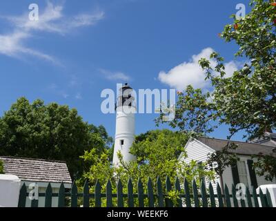 Weite Einstellung auf das Key West Lighthouse und Viertel der Keeper. Der Leuchtturm ist eine historische Attraktion in Key West, Florida. Stockfoto