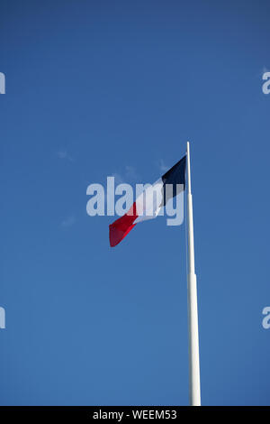 Französische Flagge im Beinhaus von Douaumont & National Friedhof fliegen Stockfoto