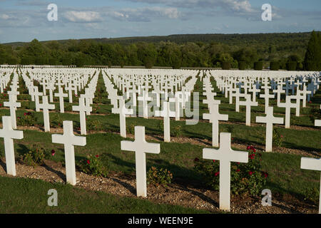 Kreuze auf den Gräbern französischer Soldaten im Beinhaus von Douaumont. Verdun. Frankreich Stockfoto