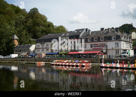 Semois Fluss, der durch die belgische Stadt Bouillon Stockfoto