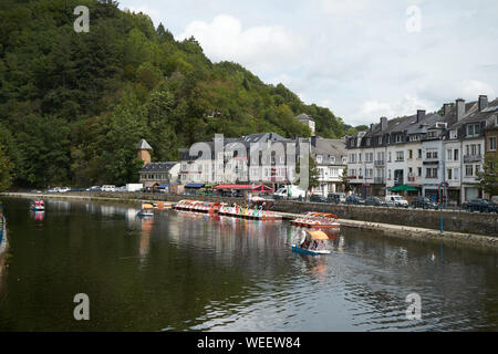 Semois Fluss, der durch die belgische Stadt Bouillon Stockfoto