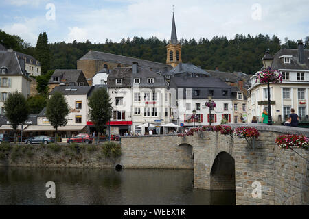 Semois Fluss, der durch die belgische Stadt Bouillon Stockfoto