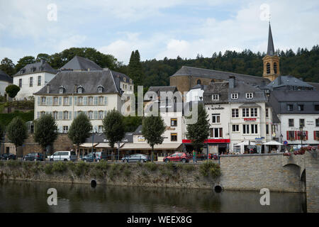 Semois Fluss, der durch die belgische Stadt Bouillon Stockfoto