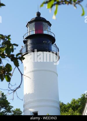 Hochformat der oberen Hälfte des Key West Leuchtturm in Florida. Stockfoto