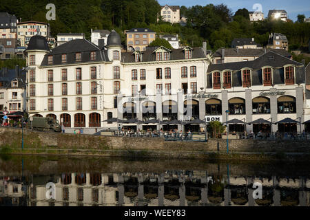 Semois Fluss, der durch die belgische Stadt Bouillon Stockfoto