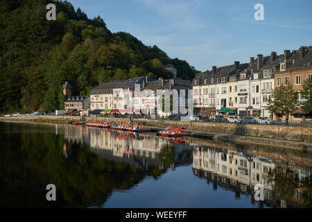 Semois Fluss, der durch die belgische Stadt Bouillon Stockfoto