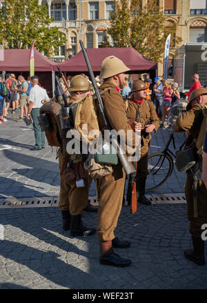 Reenactors im Ersten Weltkrieg Französische Armee und Krankenschwester Outfits außerhalb der Tuchhallen. Ypern. Belgien, August 2019 Stockfoto