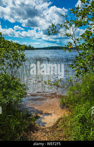 Sandy Place Ihr Kanu oder Kajak auf französische See von der Chippewa Campingplatz in Atikokan Quetico Provincial Park, Ontario, Kanada zu setzen Stockfoto