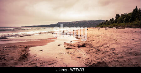 Pfützen bilden Flüsse während einer stürmischen Tag am Lake Superior am Strand von Neys Provincial Park, Ontario, Kanada Stockfoto