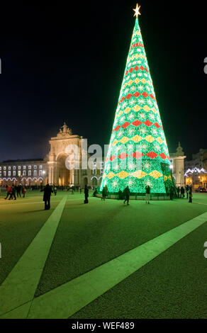 Lissabon Weihnachtsbaum in der Nacht, Praca do Comercio (Terreiro do Paco), Lissabon, Portugal Stockfoto