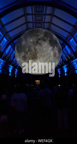 Mond Modell für den 50. Jahrestag der ersten bemannten Mission auf dem Mond zu landen, am 20. Juli 1969 - Natural History Museum in London. . Sieben metr Stockfoto