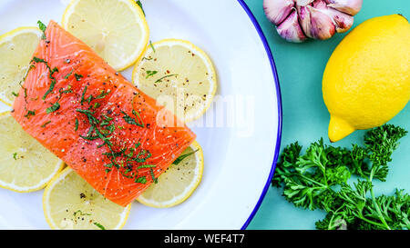 Frische organische Lachsfilet auf Lemon mit Petersilie fertig gekocht zu werden Stockfoto