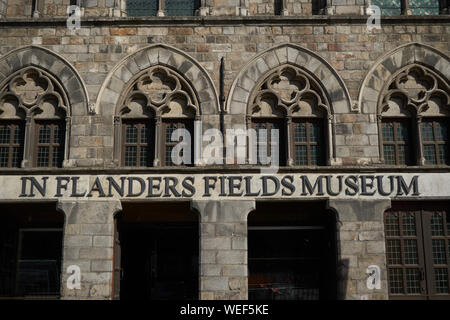 In Flanders Fields Museum Eingang an den Tuchhallen. Ypern. Belgien Stockfoto