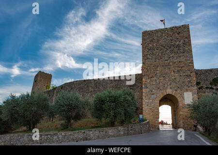 Porta Franca der mittelalterlichen Mauer von Monteriggioni, Toskana, Italien Stockfoto