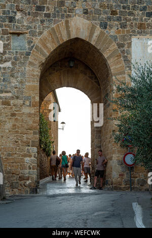 Porta Franca der mittelalterlichen Mauer von Monteriggioni, Toskana, Italien Stockfoto