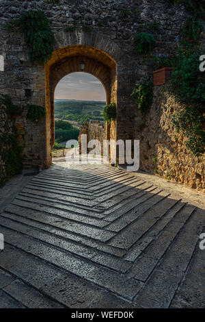 Porta Franca der mittelalterlichen Mauer von Monteriggioni, Toskana, Italien Stockfoto