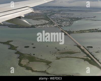 Mittlere Breite Luftaufnahme des US Highway 1 mit dem Key West, mit einem Flugzeugflügel im Blick. Stockfoto