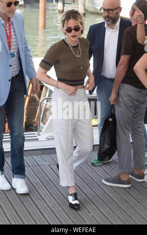 Venedig, Italien. 30. Aug 2019. Kristen Stewart kommt für die Pressekonferenz von eberg" während der 76. Filmfestival von Venedig Palazzo del Casino auf dem Lido in Venedig, Italien, am 30. August 2019. | Verwendung der weltweiten Kredit: dpa Picture alliance/Alamy leben Nachrichten Stockfoto