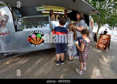 London, England, UK. Familie mit jungen Kindern kaufen von einem Eis Van auf der South Bank Stockfoto