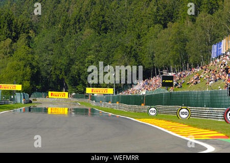 Spa Francorchamps, Belgien. 30 Aug, 2019. Große Sonne auf der Rennstrecke von Spa-Francorchamps für das zweite Freie Training der Formel 1 Grand Prix von Belgien Quelle: Pierre Stevenin/ZUMA Draht/Alamy leben Nachrichten Stockfoto