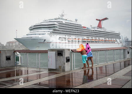 MIAMI - Juli 23, 2018: Die Carnival Glory, deren Muttergesellschaft Carnival Corp steuert über 50 Prozent des weltweiten Markt für Kreuzfahrtschiffe, fährt. Stockfoto